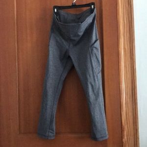 Size 4 grey lulu lemon crop leggings with pockets! great condition